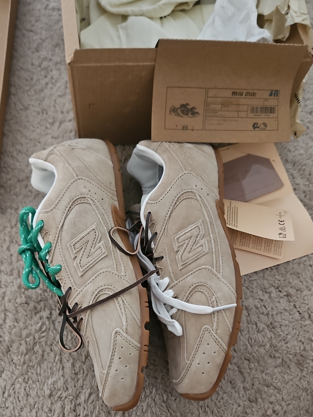New Balance White and Tan Retro Leather Sneakers 8.5Women's/40EU - Picture 2 of 5